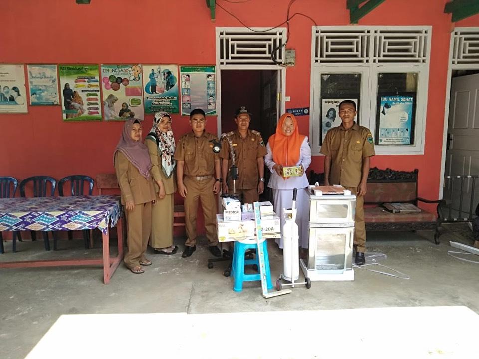 Wali Nagari Damar Lapan Batang Inderapura menyerahkan bantuan peralatan medis Poskesri Sasok Bakir