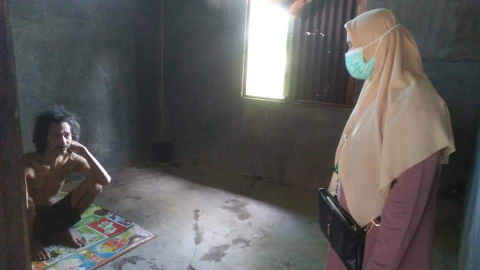 Petugas Puskesmas Balaiselasa, melakukan kunjungan ke rumah pasien gangguan jiwa di wilayah Pasia Pe