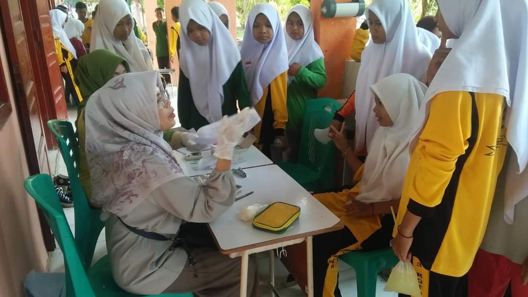UPT Puskesmas Tarusan c  melakukan Pemeriksaan Hb { Hemoglobin) pada siswa putri SMP 3 Sungai Talang
