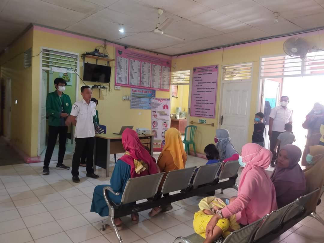 Pelaksanaan kegiatan penyuluhan dalam gedung di ruang tunggu pasien di Puskesmas Pasar Kuok
