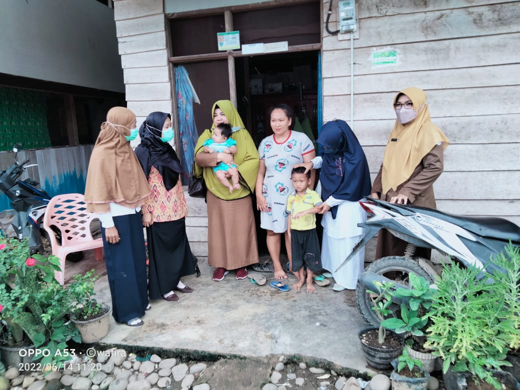Kegiatan kunjungan rumah suspek campak di kampun Tanjung Sari Nagari Lunang Barat 