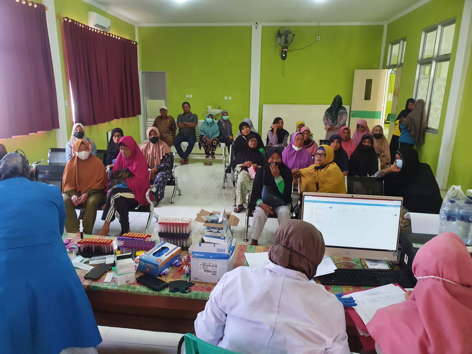 Tim Prolanis pkm Tanjung Makmur dan Lab Kes provinsi mengadakan pemeriksaan Darah di Aula puskesmas 