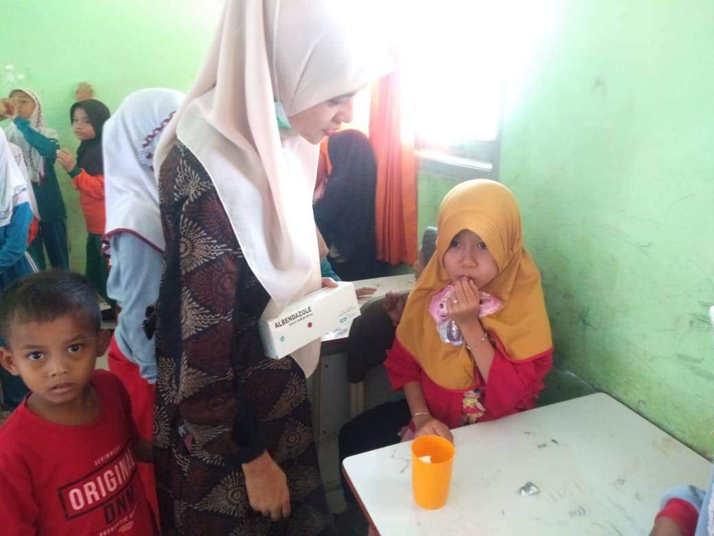 Puskesmas Air Pura Melakukan pendistribu FC vssian Obat Cacing Albendazol ke Anak Sekolah Dasar ( SD
