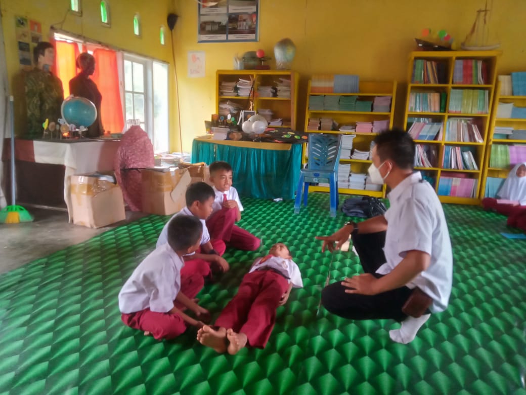 Petugas UKS Puskesmas Air Haji  lakukan pelatihan dokter kecil di SD no 29 Rantau Batu Pasar