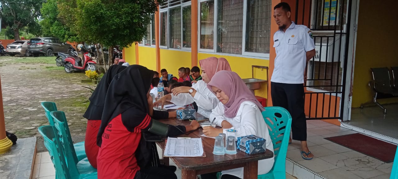Pusk. Air Haji lakukan pemeriksaan kesehatan pada anggota paskibraka kecamatan Linggo Sari Baganti