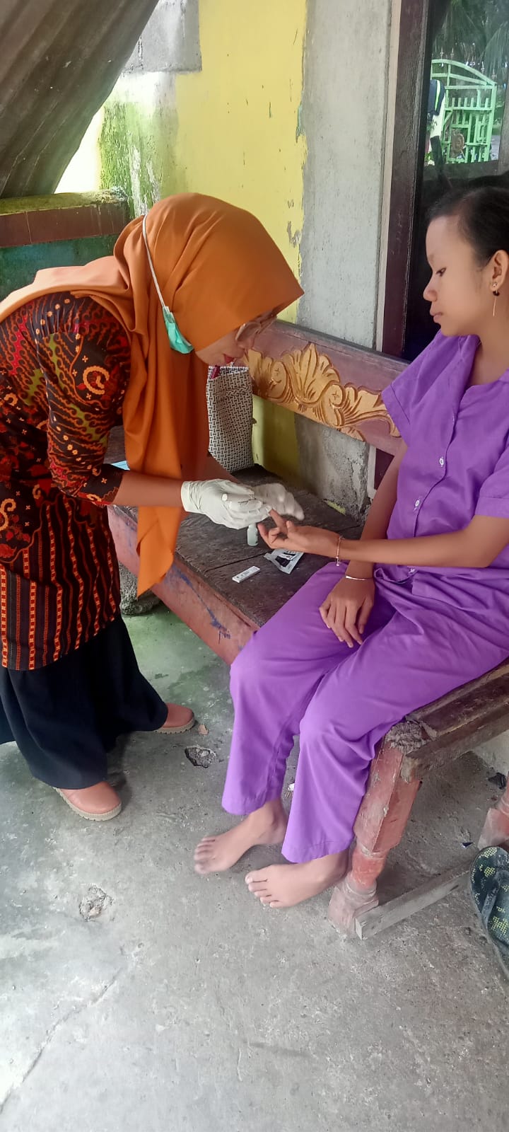 Pemeriksaaan malaria pada ibu hamil di nagari teratak tempatih oleh petugas puskesmas IV koto mudik