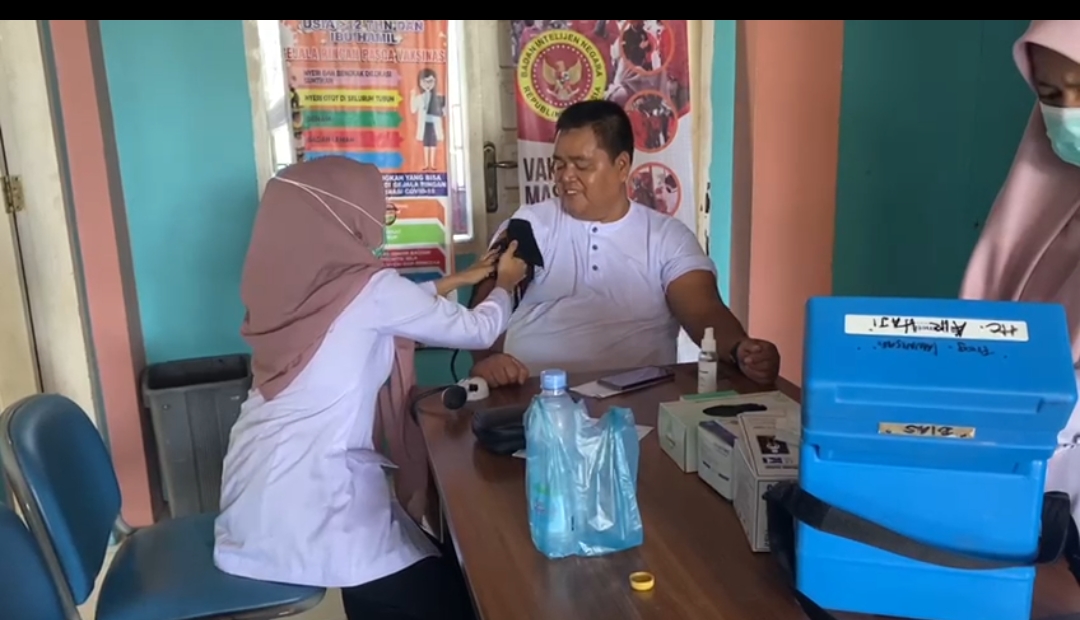Pelaksanaan Kegiatan Vaksinasi Covid-19 di Posko Vaksinasi Puskemas Air Haji, Senin 18 Juli 2022