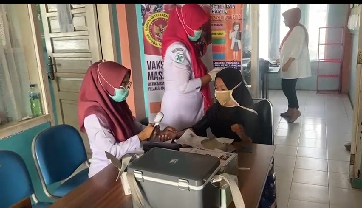 Program Imunisasi  Puskesmas Air Haji  lak ukan kegiatan  Vaksinasi Covid 19  
