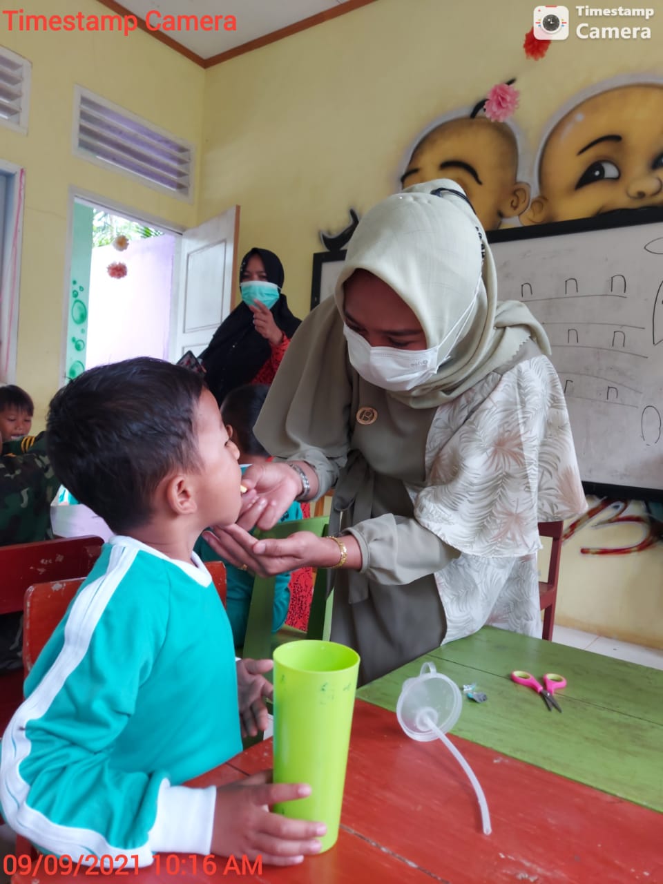 Puskesmas Airpura Berikan Obat Cacing Pada Anak Sekolah
